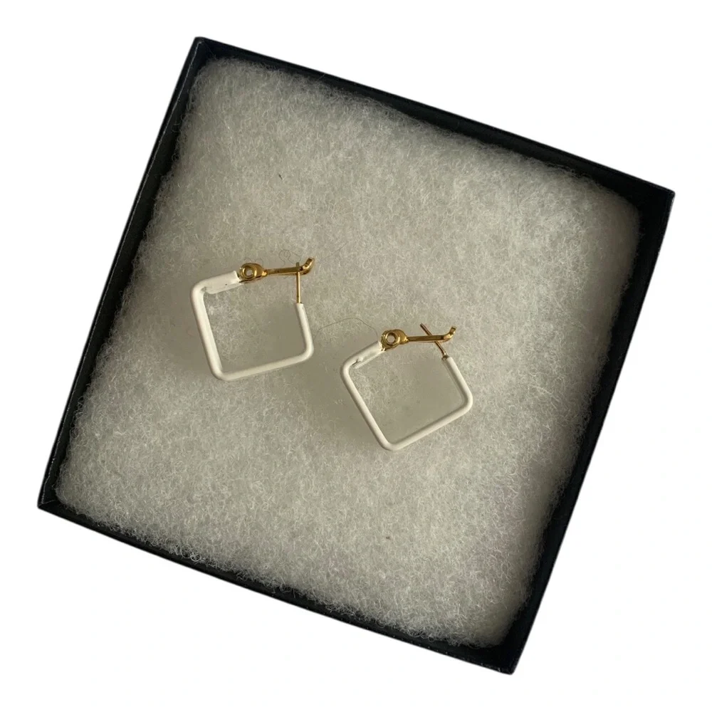 Vintage 60s Monet Pat.pend white and gold-tone geometric Hoop Clip-On Earrings - Picture 9 of 12